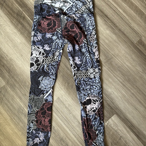 Athleta Patchwork Salutations 7/8 Yoga Athletic Leggings Size medium Tall women - Picture 7 of 7